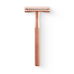 Klassischer SHAV Rasierhobel für Frauen in Roségold aus Metall mit geriffeltem, rutschfestem Griff und geschlossenem Kamm auf schwarzem Hintergrund.